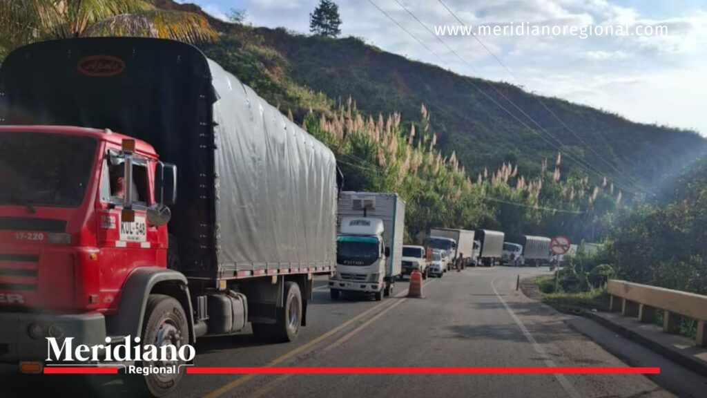 Camiones represados en la vía Panamericana en Santander de Quilichao tras bloqueo del CRIC y Consejo Regional Indígena del Cauca