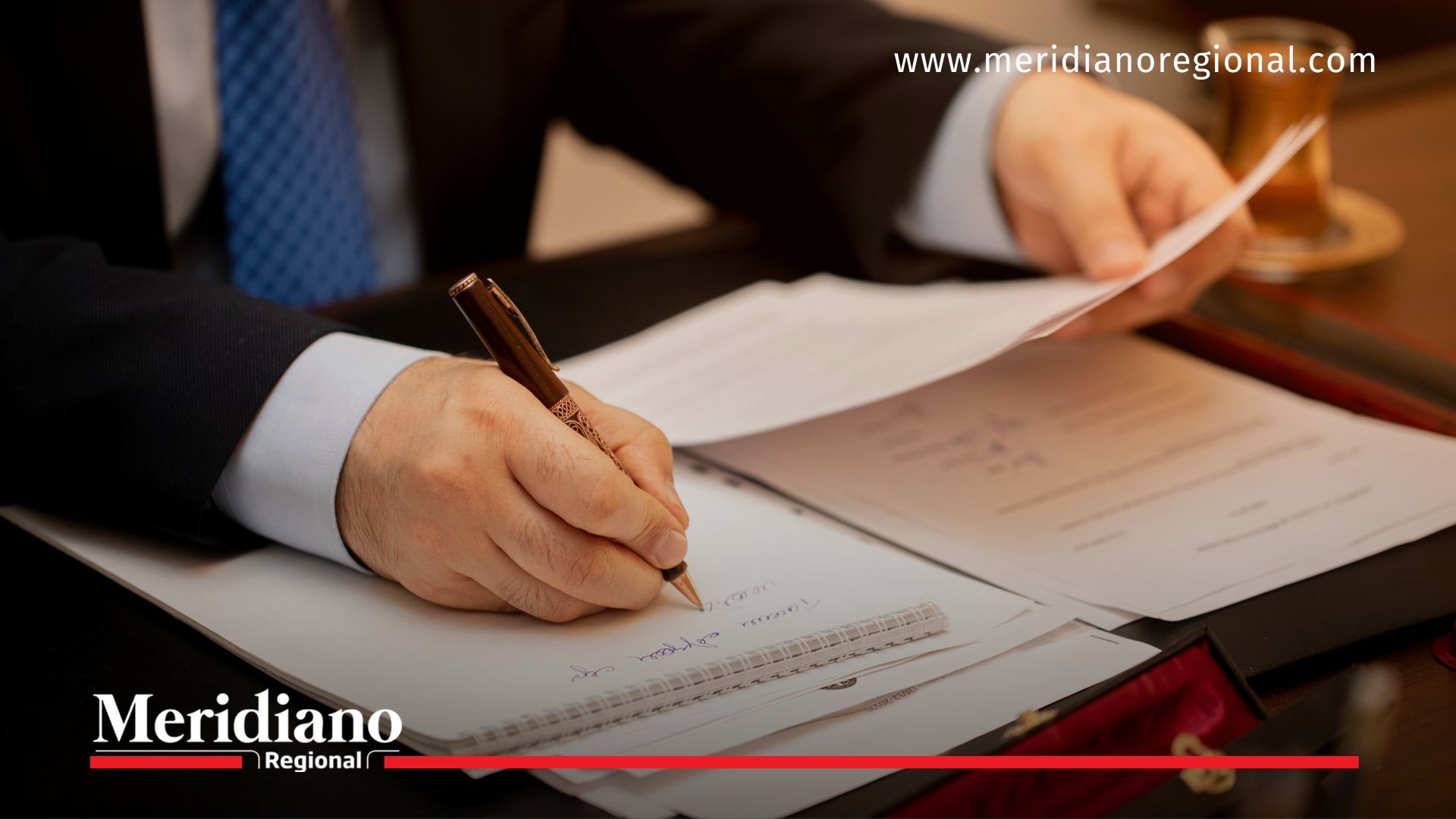 concurso de notarios - notario firmando documentos - seguridad jurídica colombia