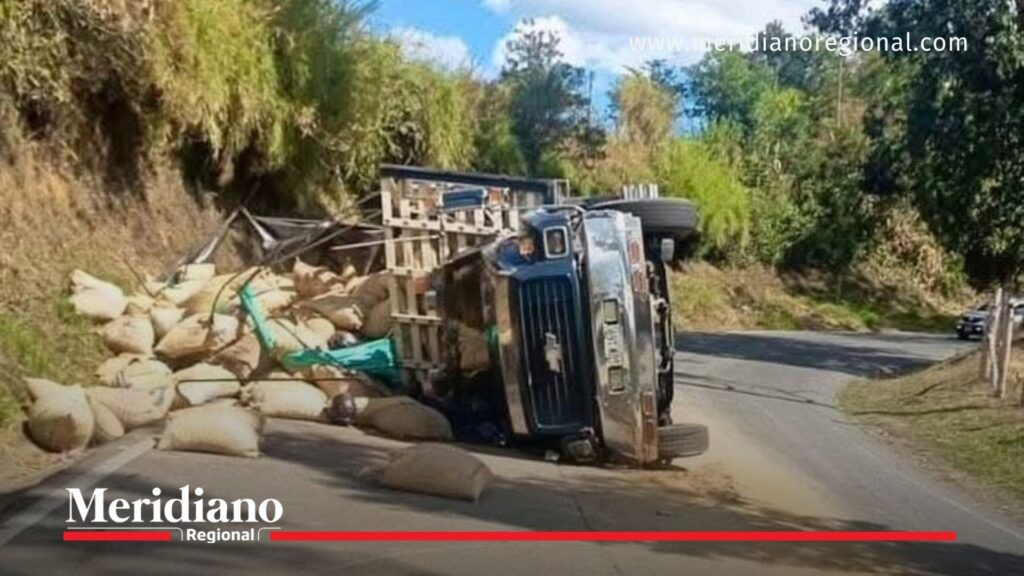Camión volcado tras hurto de café en Timbío - Meridiano Regional noticias cauca - hurto de café en Timbío - policía nacional - robo de carga - café en Colombia - fiscalía general