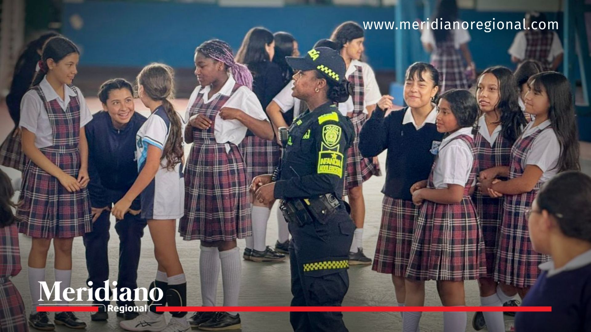 Una patrullera de la Policía de Infancia dialoga con adolescentes en Popayán durante la conmemoración del Día Mundial para la Prevención del Suicidio.