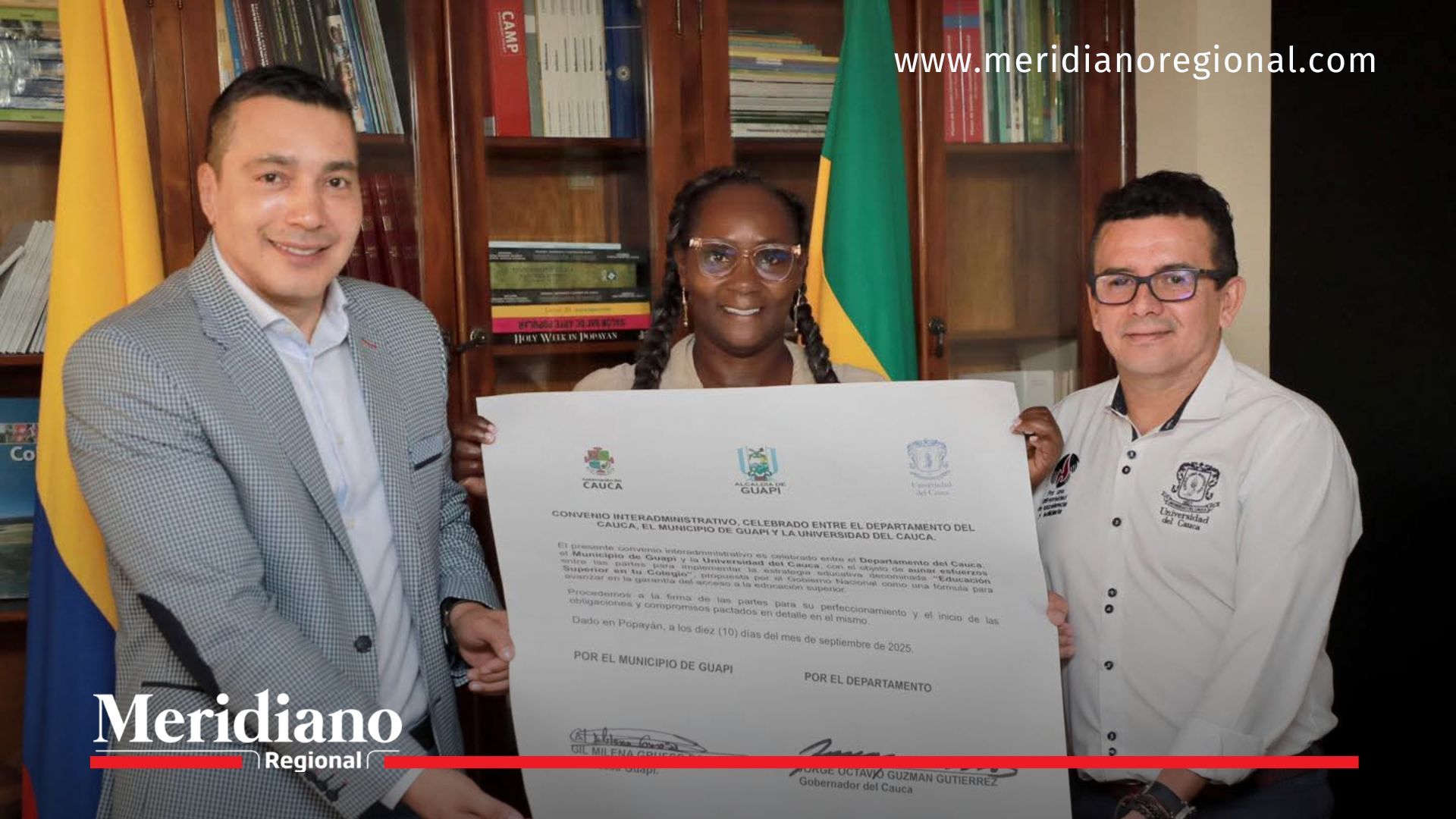 El gobernador Octavio Guzmán, el rector de Unicauca y la rectora de Guapi sostienen el convenio que llevará educación superior al Pacífico caucano.