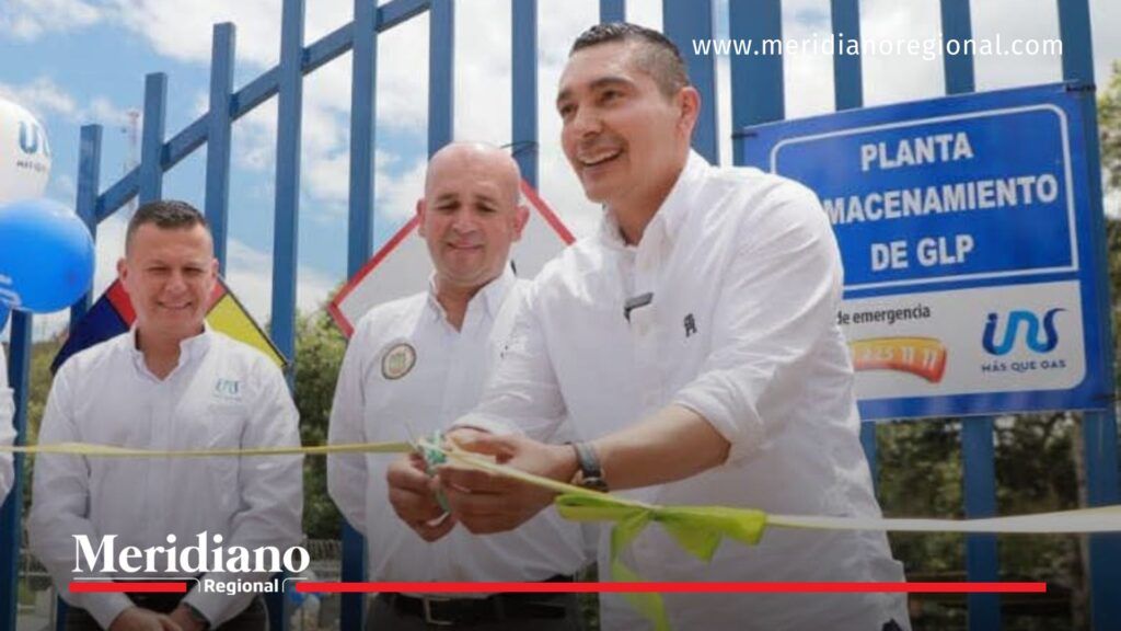 Octavio Guzmán inaugurando planta de GLP en La Sierra Cauca.