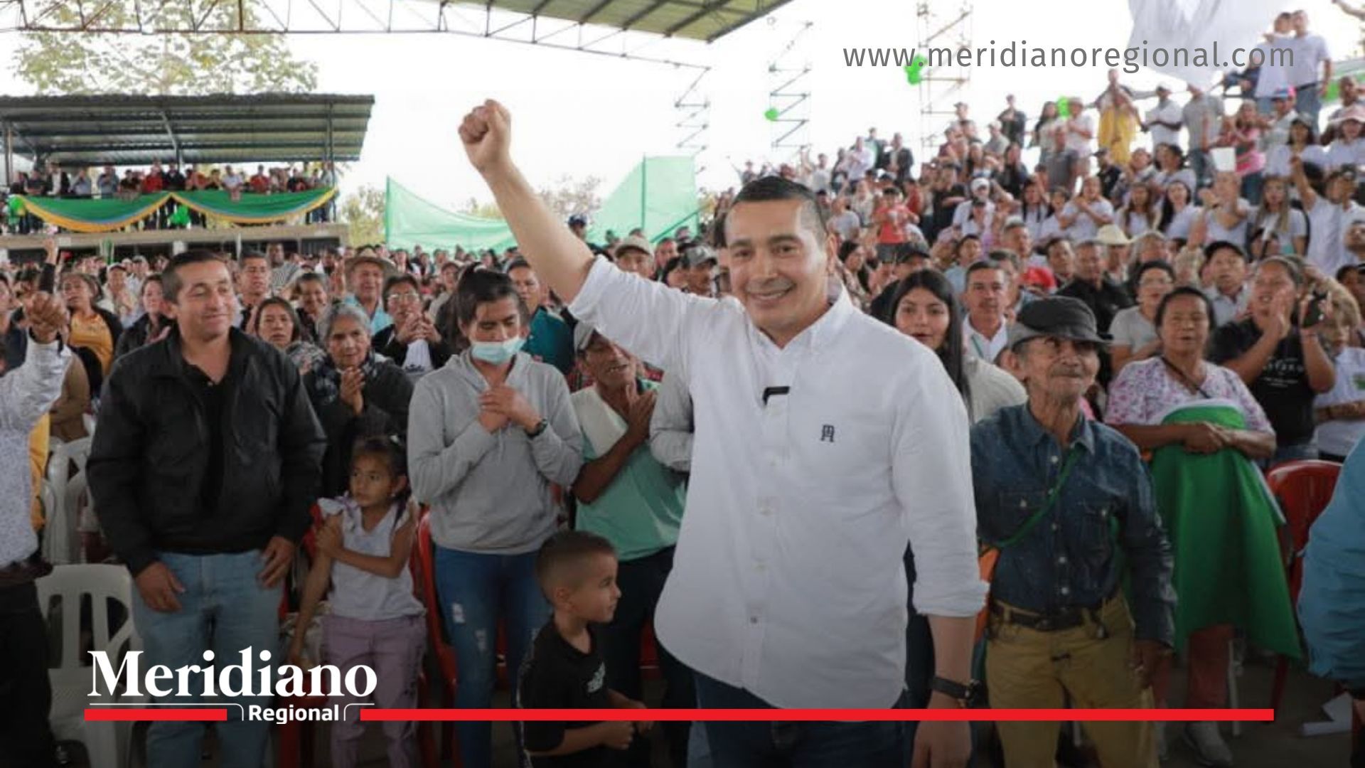 Octavio Guzmán en evento público con habitantes de La Sierra Cauca.