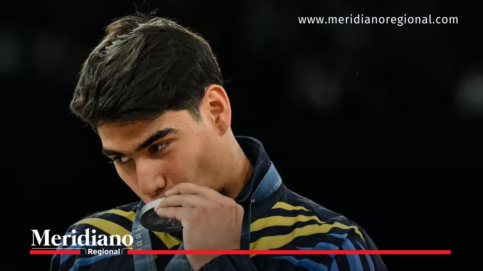 Ángel Barajas besando medalla de plata Copa Mundo gimnasia París 2025