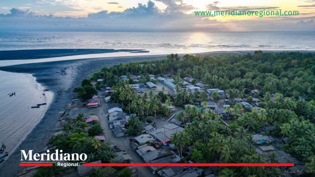 Vista aérea del Pacífico Medio colombiano con mar, playa y comunidad costera.