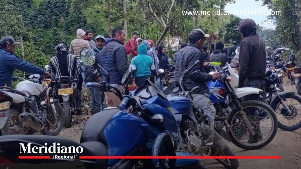 Bloqueo vía Huila-Popayán afecta a motociclistas - Meridiano Regional Motociclistas y habitantes detenidos por el bloqueo vía Huila-Popayán en La Balastrera, Cauca.