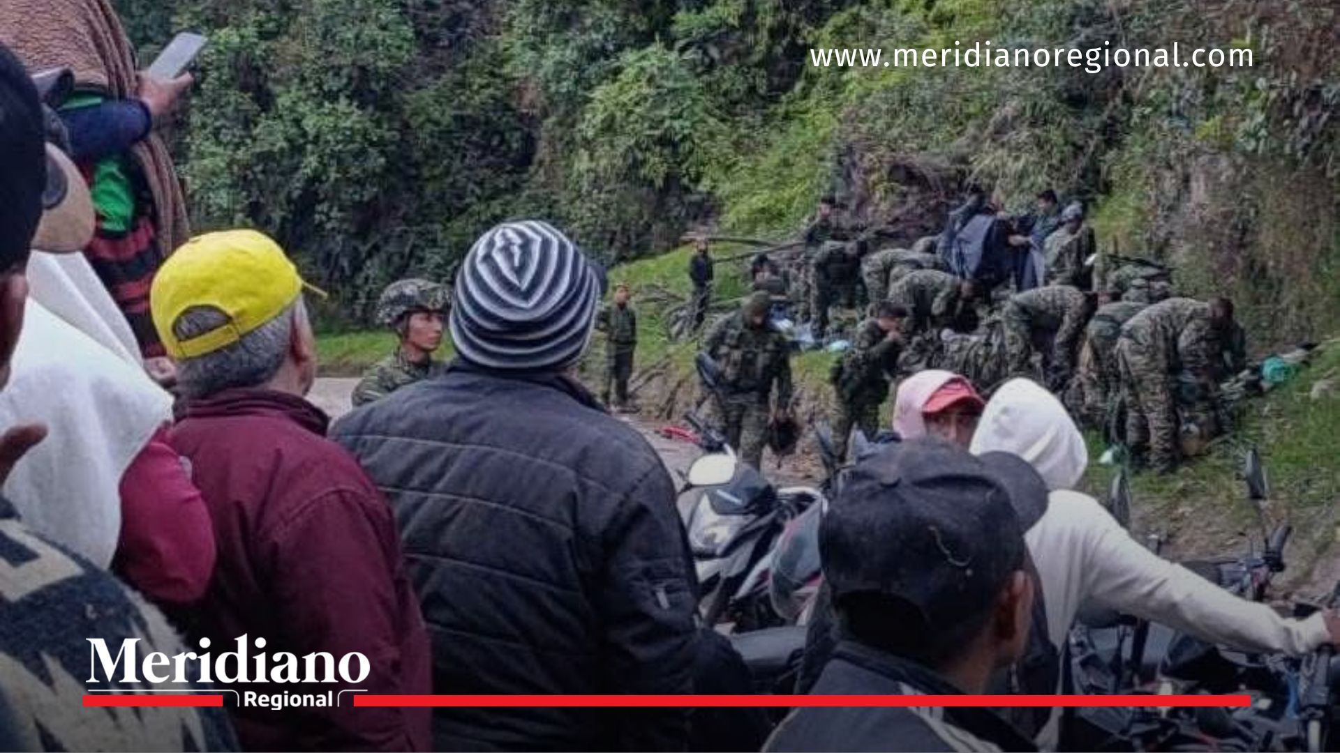 Soldados rodeados por habitantes en medio del bloqueo vía Huila-Popayán en La Balastrera, Cauca.