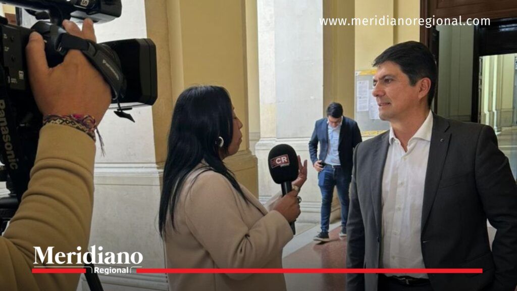 César Cristian Gómez entrevistado por el Canal del Congreso en la Corte Suprema durante su juicio por presunta corrupción.