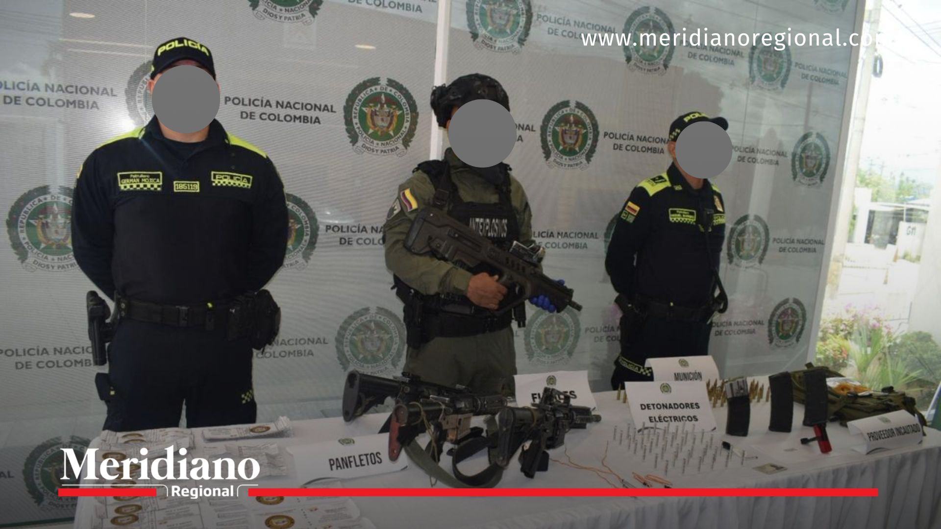 Uniformados de la Policía Nacional exhibieron fusiles, panfletos y detonadores incautados en Algeciras Huila.