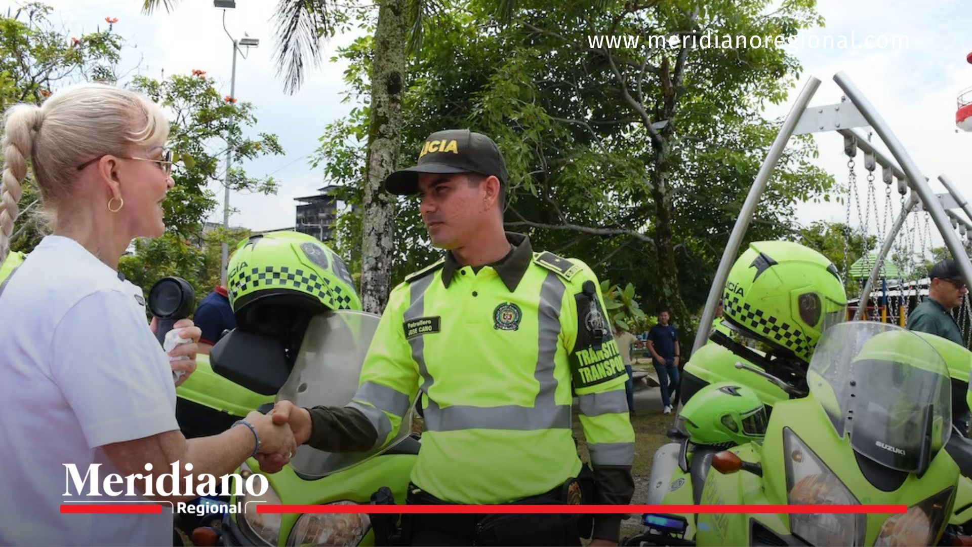 Dilian Francisca Toro, gobernadora del Valle, saluda a efectivos de la Policía que refuerzan la seguridad en Buenaventura.