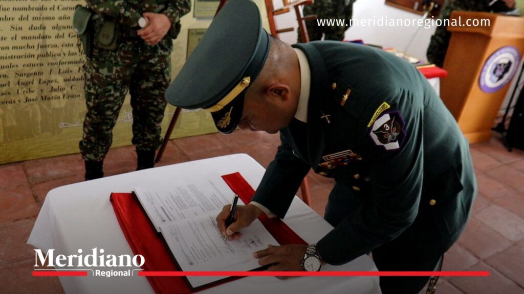 Mayor Carlos Escobar Granados firma el acta de posesión como comandante del Batallón de Apoyo de Acción Integral y Desarrollo N.°3 en Popayán.