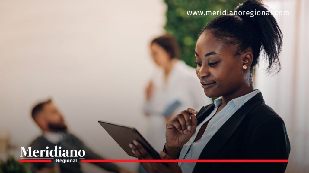 joven emprendedora revisando convocatoria de EmprendiPaz en tablet - noticias Nariño - economía juvenil - jóvenes emprendedores Nariño - Gobernación de Nariño