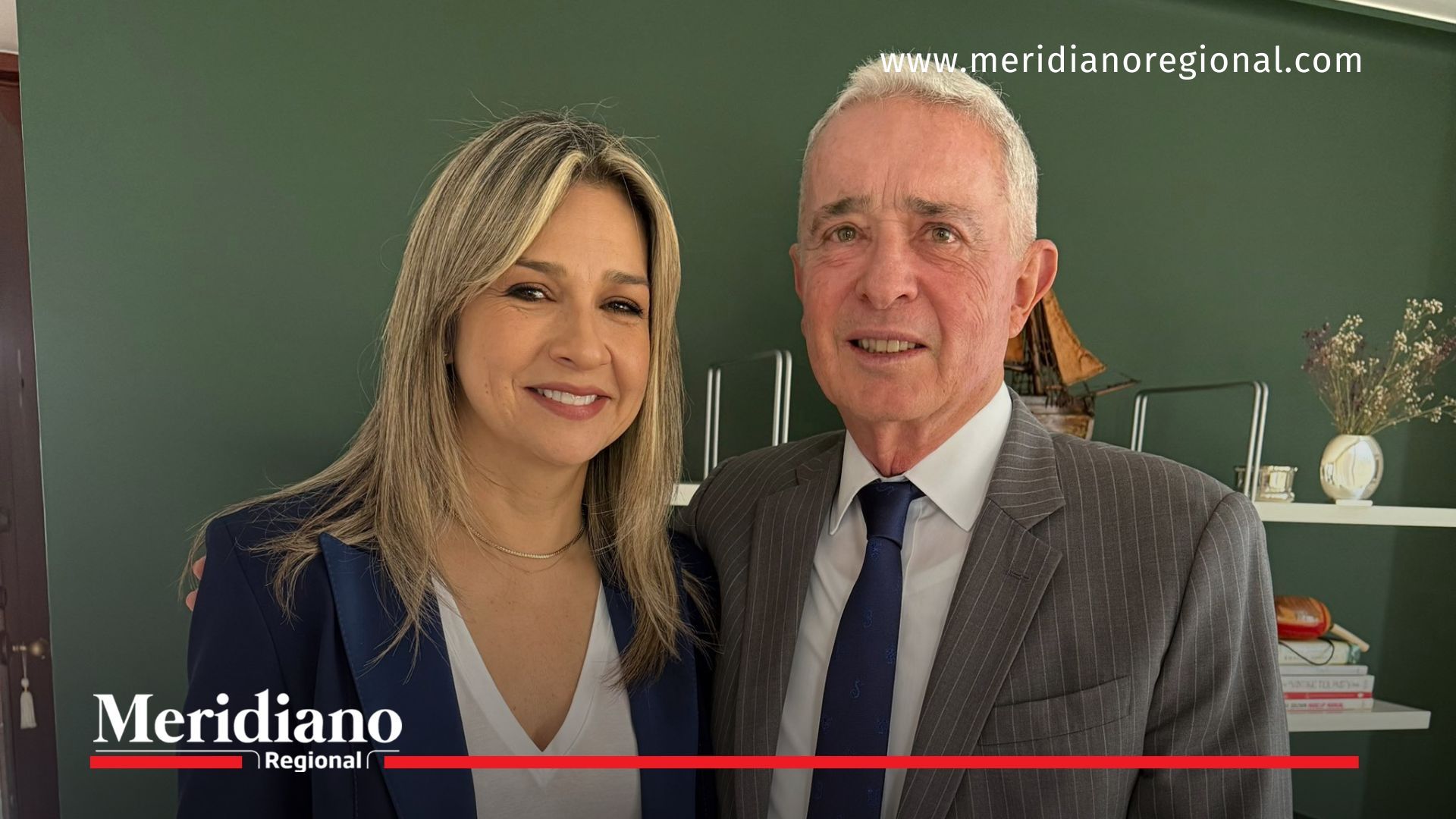 La precandidata presidencial Vicky Dávila junto al expresidente Álvaro Uribe durante un encuentro en Medellín.