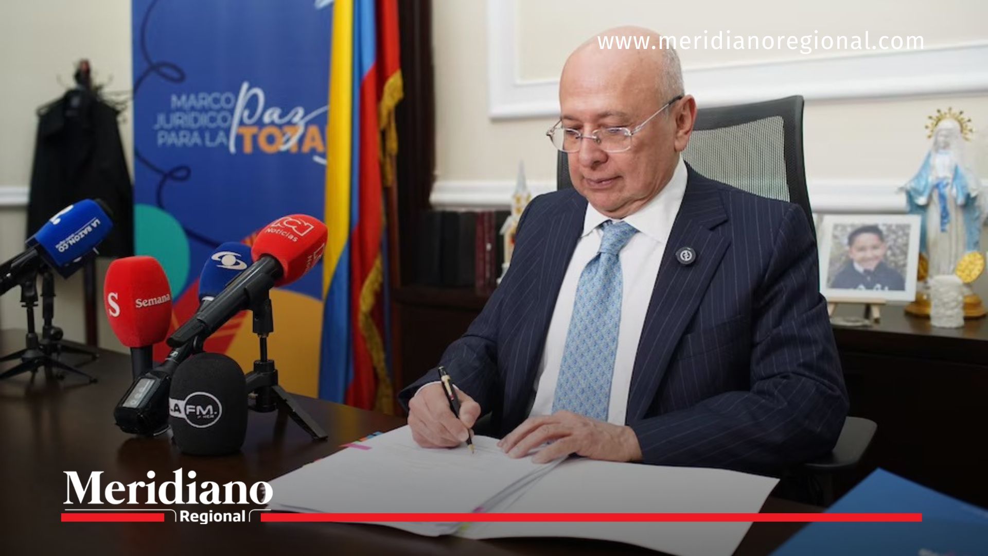 eduardo montealegre ministro justicia - firma documentos - demanda defensoría del pueblo - ley de paridad - gabinete ministerial