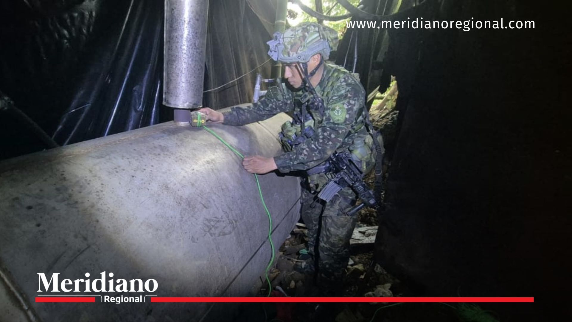 Un soldado del Ejército participa en la destrucción del complejo ilícito en Barbacoas, Nariño.