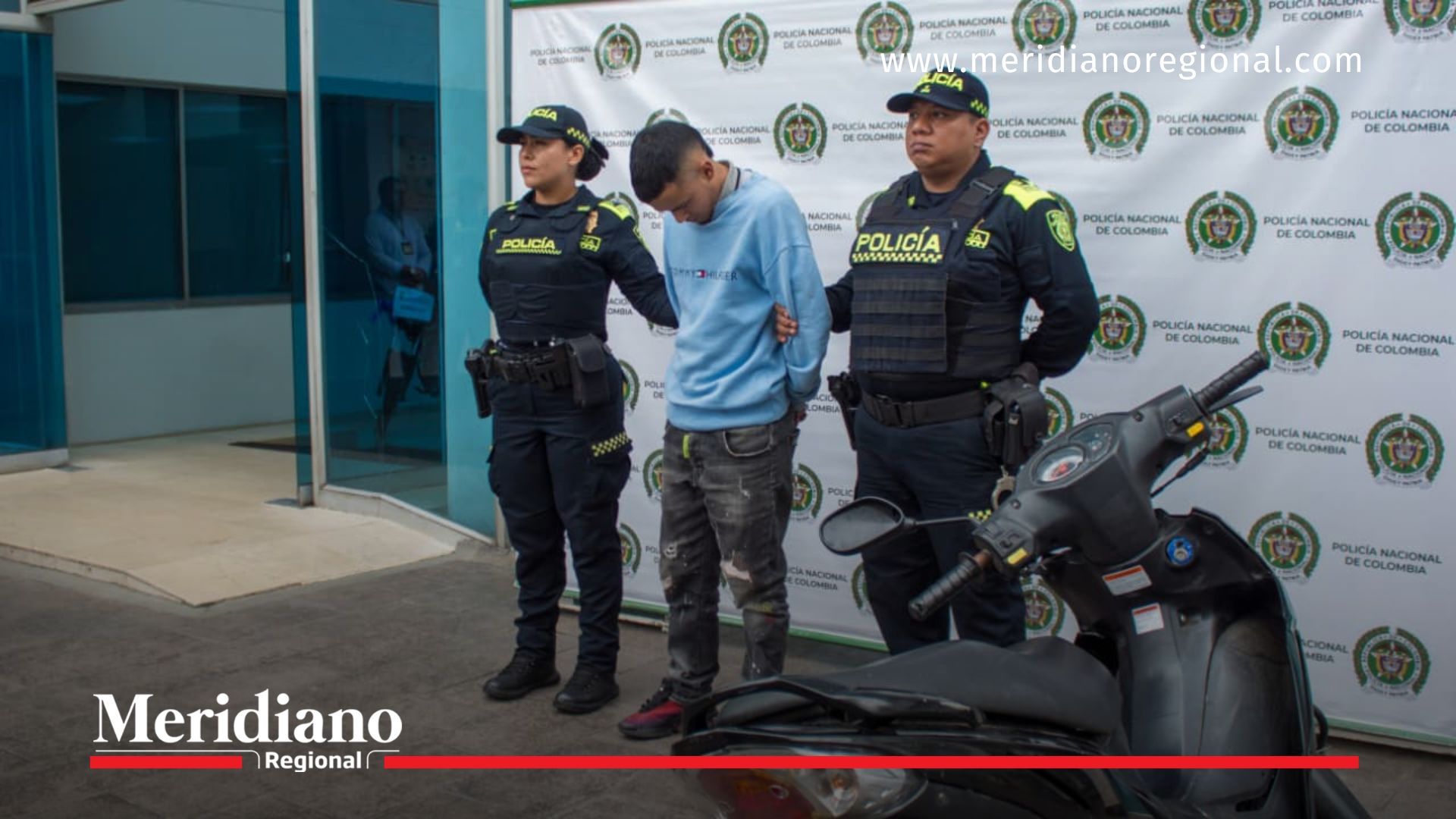 La Policía Metropolitana de Cali presentó a un capturado junto a una motocicleta reportada como hurtada.