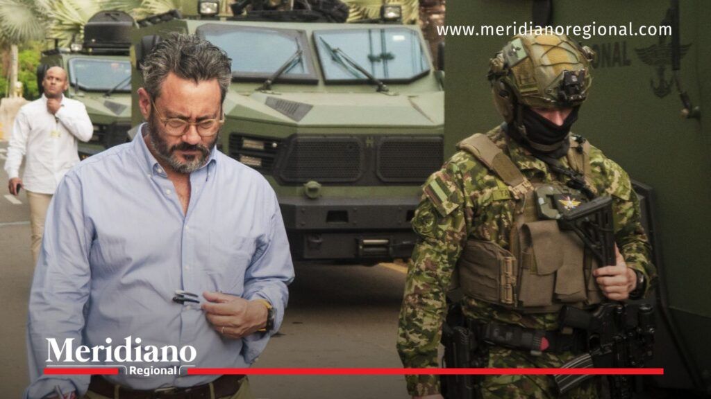 El secretario de Seguridad de Cali, Jairo García, junto a un soldado del Ejército Nacional frente a blindados Hunter TR-12, durante el despliegue de la estrategia Cali Segura para reforzar la seguridad en la ciudad.