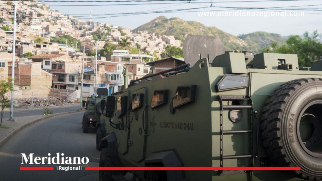 Vehículos blindados Hunter TR-12 del Ejército Nacional patrullan un barrio de Cali como parte de la estrategia Cali Segura para reforzar la seguridad en corredores críticos del Valle del Cauca.