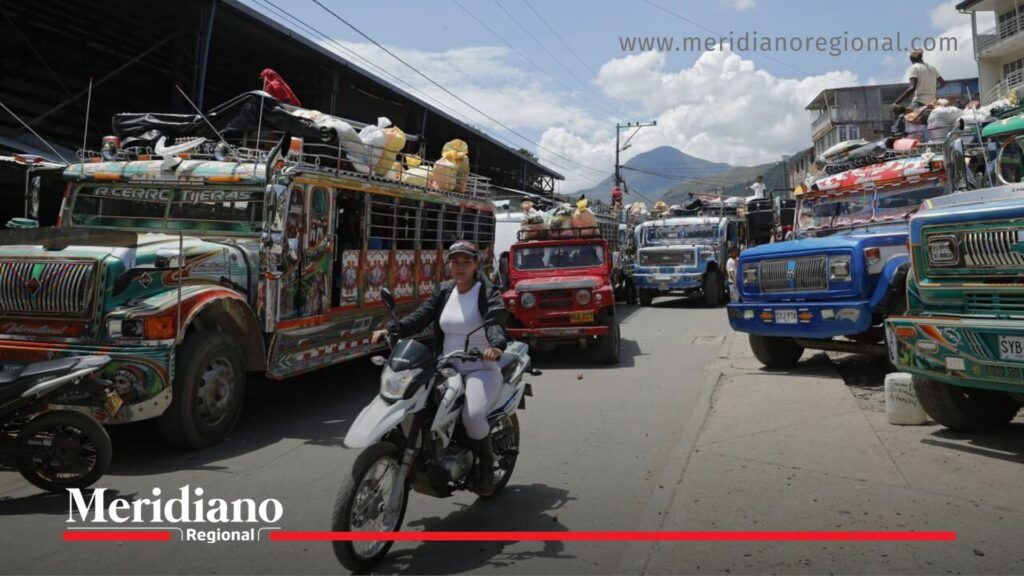 Centro urbano de Suárez, Cauca en medio de la alerta por vehículo sospechoso - Meridiano Regional Centro urbano de Suárez Cauca con vehículos y transeúntes durante la alerta por vehículo sospechoso con explosivos.