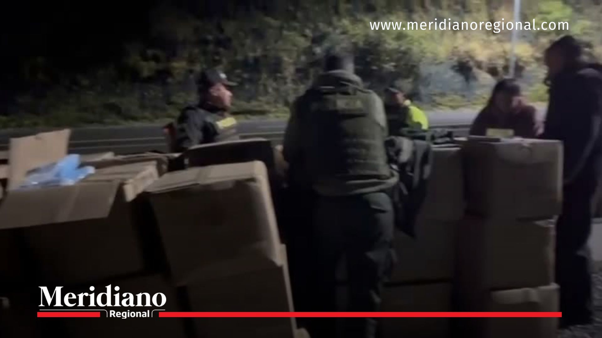 Uniformados de la Policía Fiscal y Aduanera durante el operativo en el que se incautaron más de 533 mil tapabocas vencidos en Ipiales.