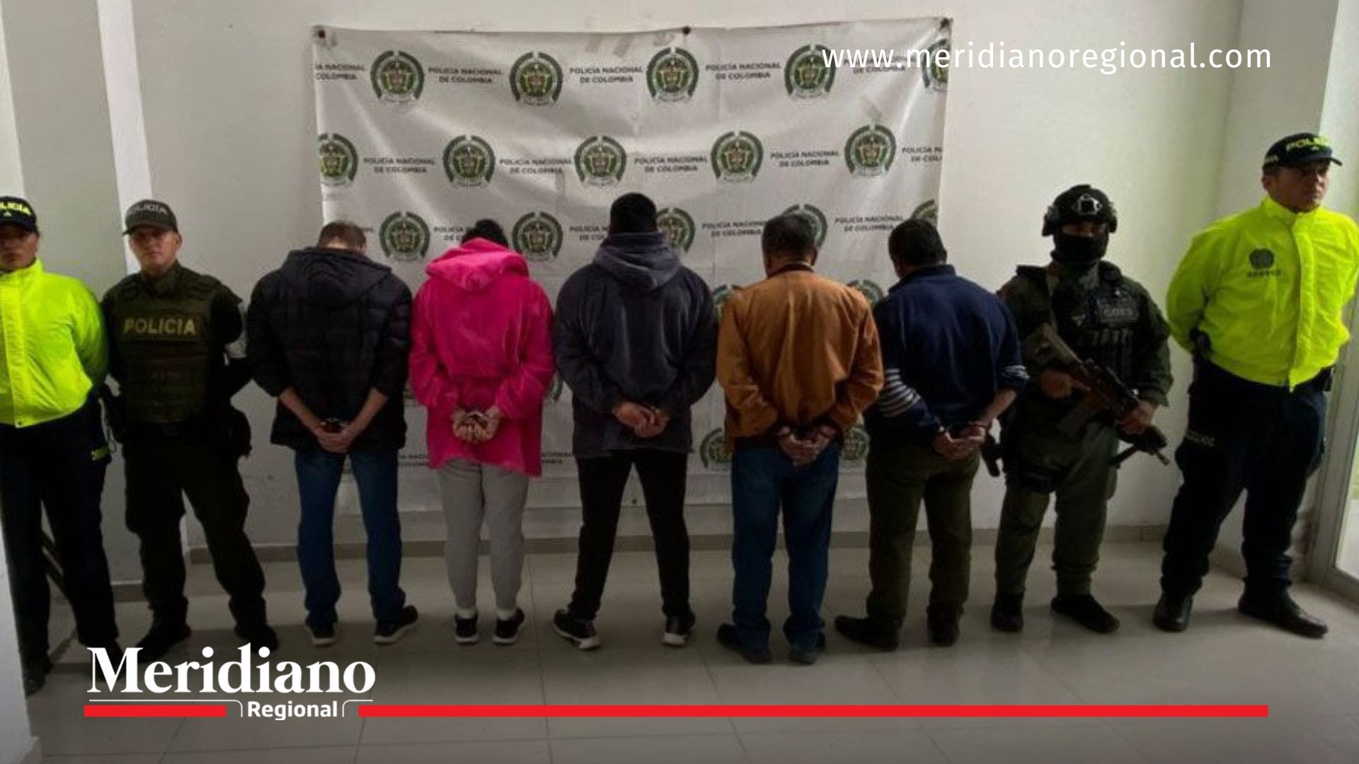 Fotografía de los cinco capturados presentados por la Policía Nacional en Ipiales, Nariño, tras el operativo “Elefante Blanco”. A estas personas se les imputarán cargos por concierto para delinquir, facilitación al contrabando y producción de sustancias nocivas para la salud. El procedimiento hizo parte de las acciones coordinadas entre la Policía, la Fiscalía y la Agencia HSI de Estados Unidos.