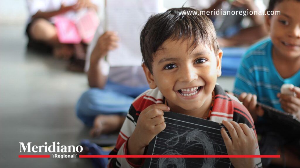 Aumento matrículas colegios privados 2026 en Colombia - Meridiano Regional niño estudiando en colegio privado aumento matrículas colegios privados 2026