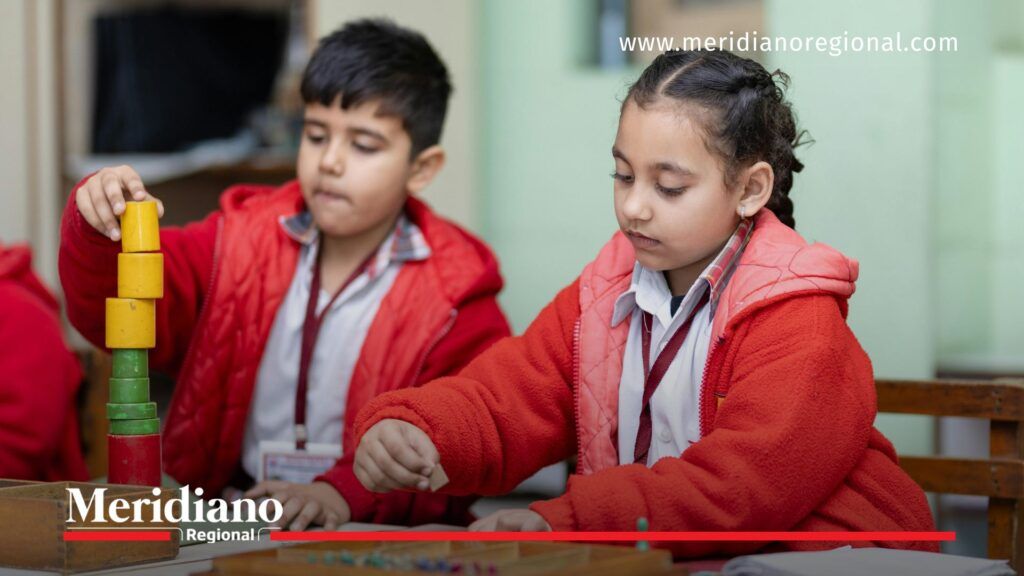 Aumento matrículas colegios privados 2026 en Colombia - Meridiano Regional niños armando rompecabezas en colegio privado aumento matrículas colegios privados 2026