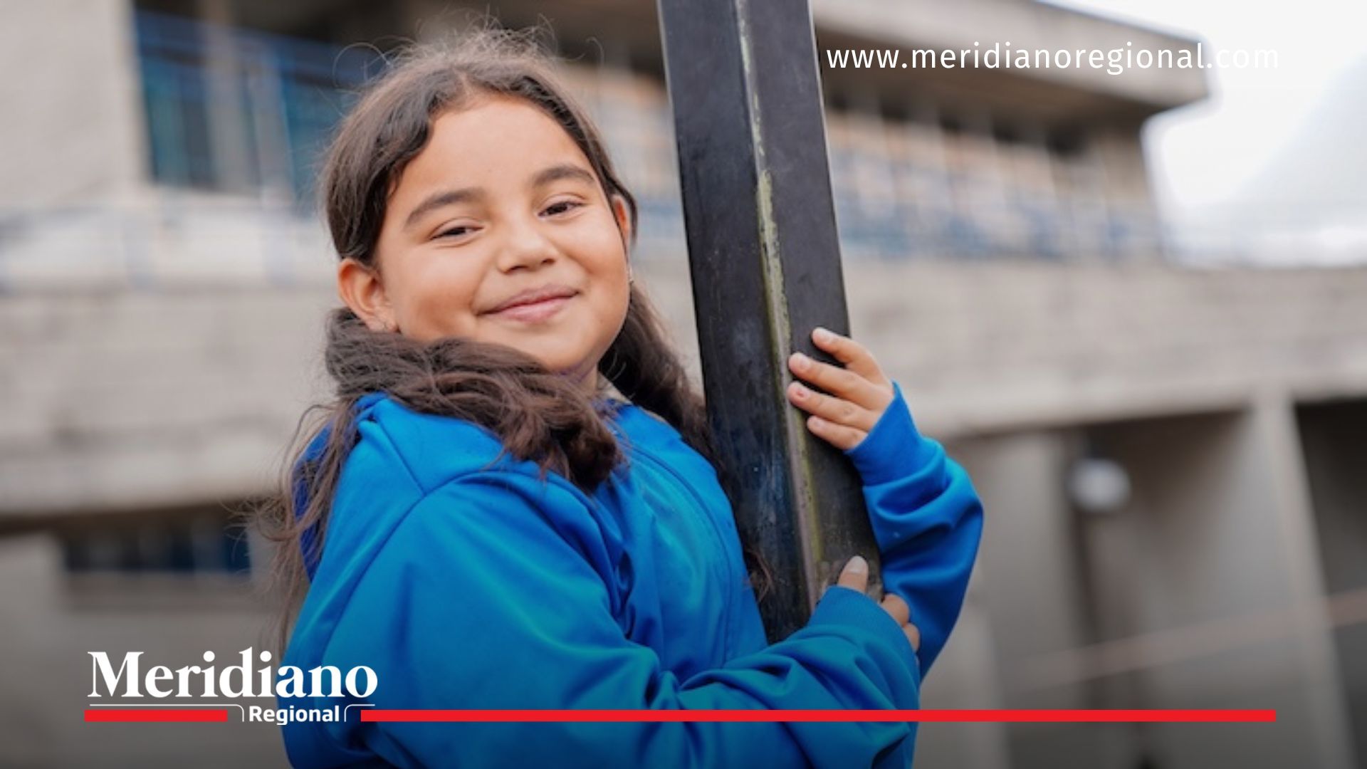 Niña juega en el parque de su colegio privado, en medio del debate nacional sobre el incremento de matrículas y pensiones para el año 2026.