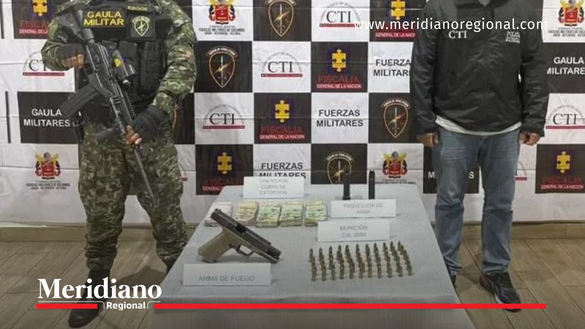 Captura extorsionista La Victoria Valle: Gaula Militar y CTI muestran arma, munición y dinero incautados en el operativo.