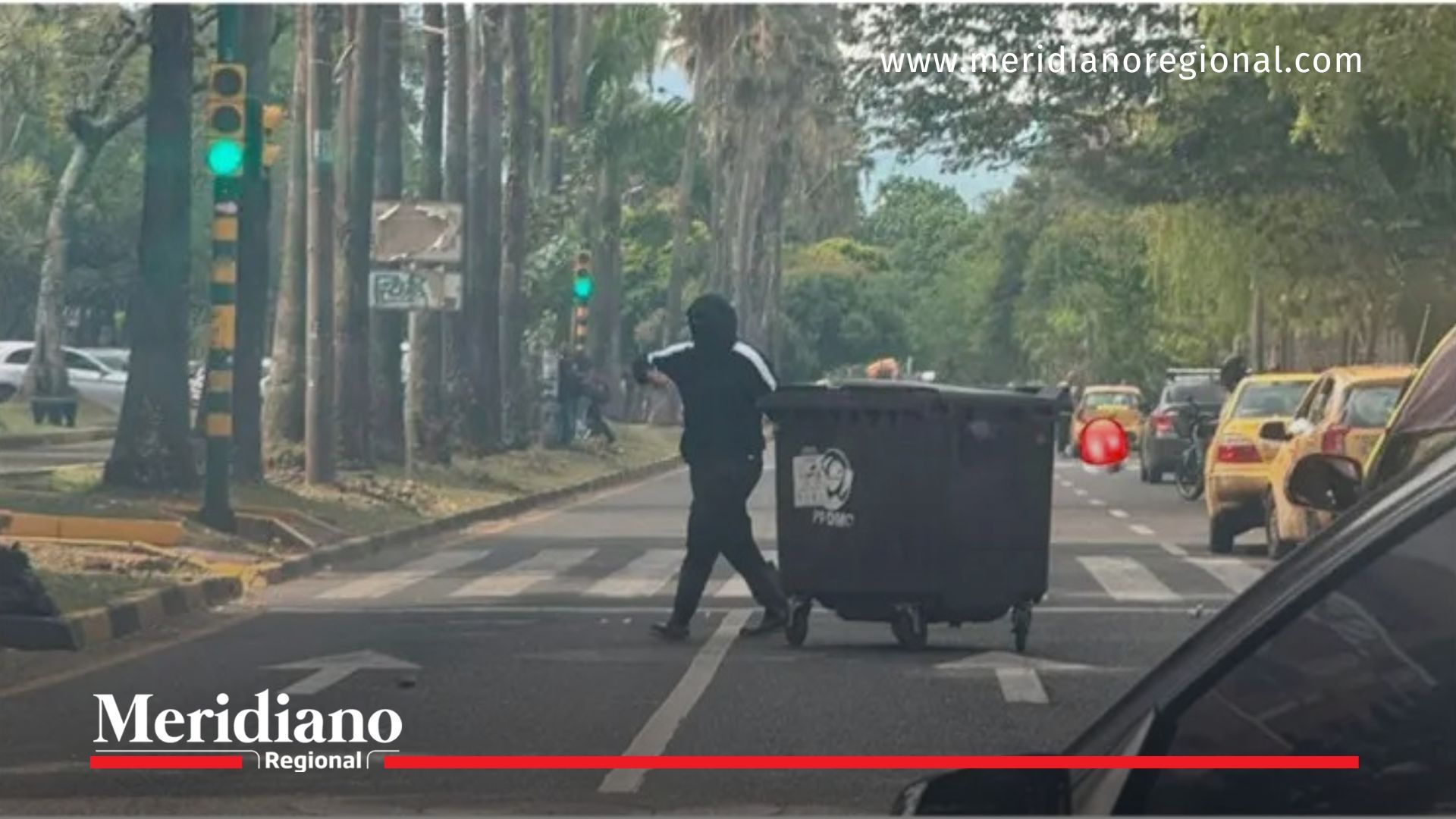 Encapuchado bloquea la vía en bloqueos en Univalle en Cali