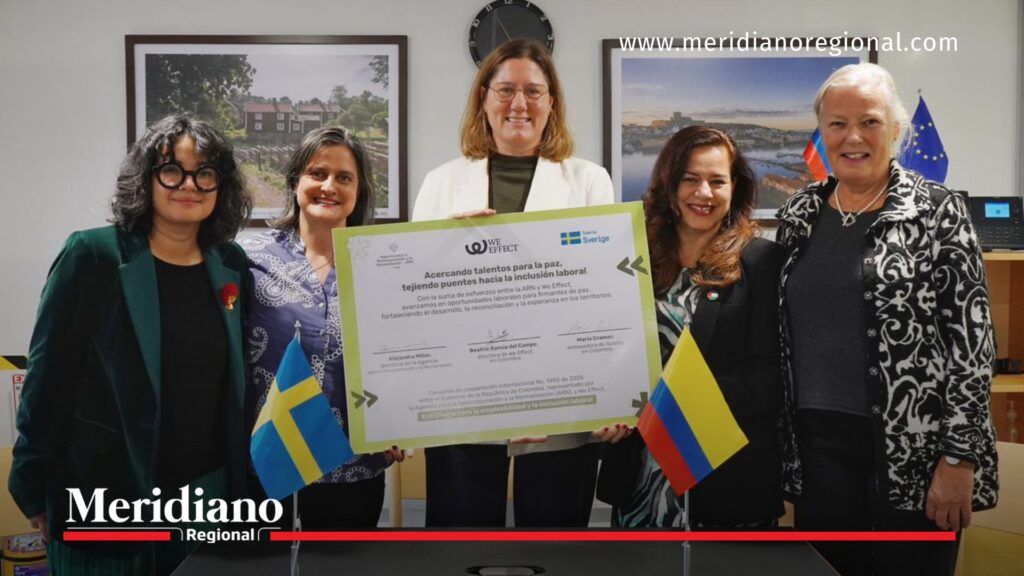 Directivas de la ARN, We Effect y la Embajada de Suecia sostienen el documento “Acercando talentos para la paz” durante la firma del convenio que brinda oportunidades laborales a 500 firmantes de paz en Colombia.
