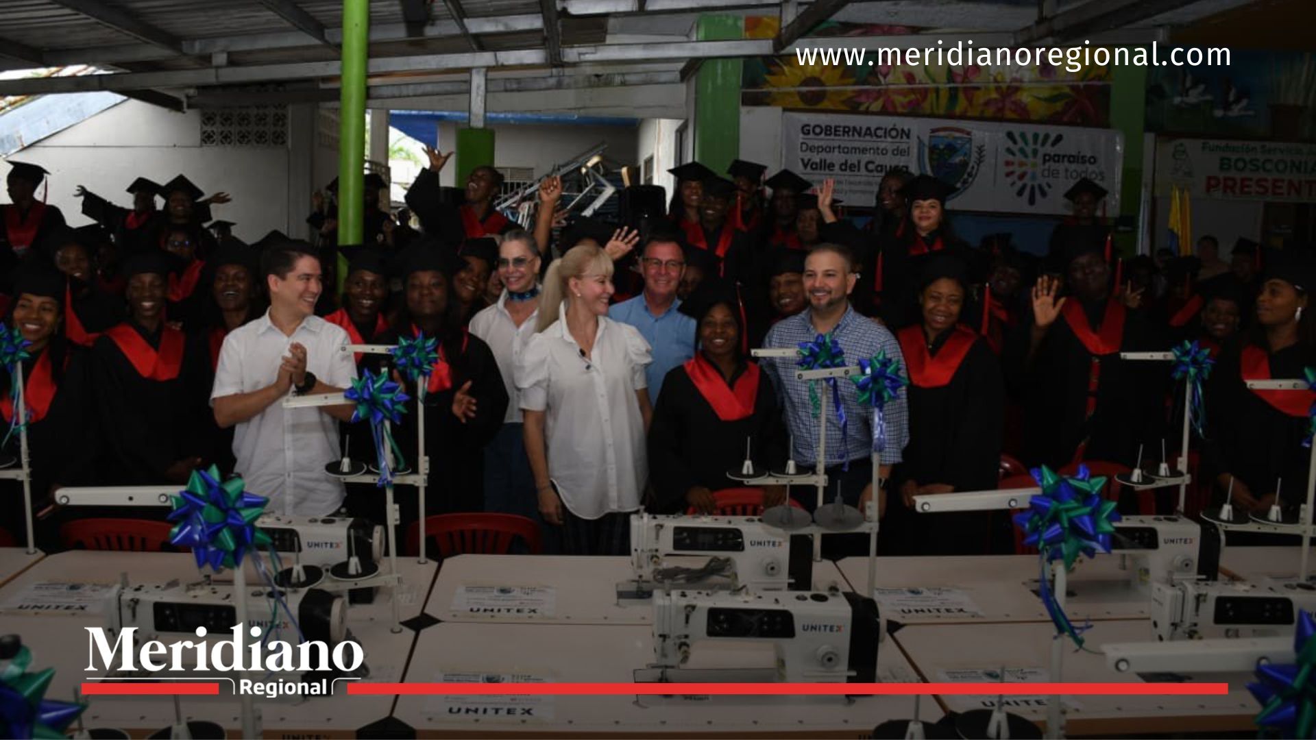 mujeres cuidadoras - empresarias de la confección - Buenaventura - Gobernación del Valle del Cauca - Dilian Francisca Toro - emprendimiento femenino - entrega de máquinas - economía del cuidado
