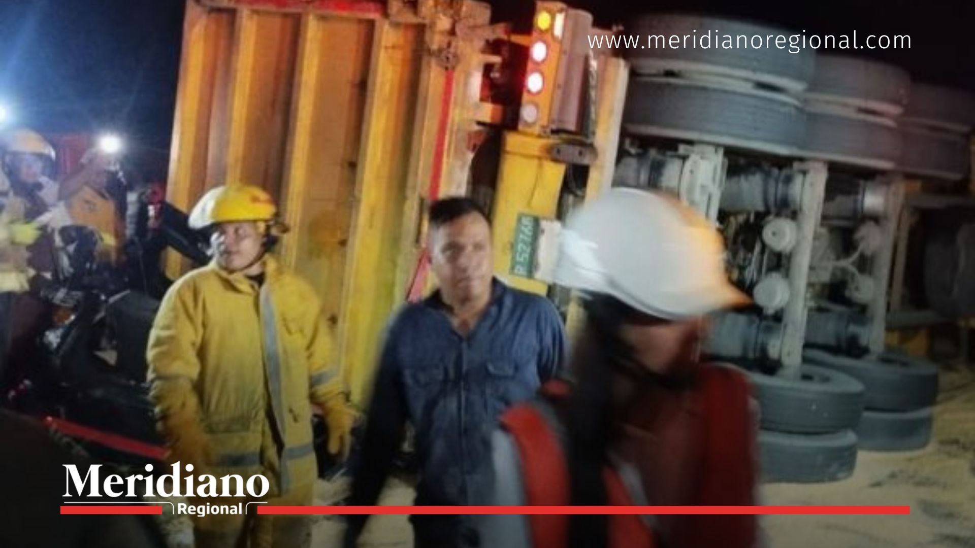 tractomula volcada accidente en Yotoco - vía Buga Buenaventura - bomberos Valle del Cauca