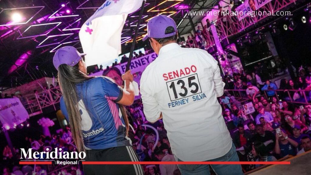 Ferney Silva con camisa del número 135 durante evento del movimiento Más Juntos en Popayán, ante una multitud que respalda su liderazgo político en el Cauca.