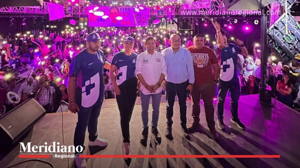 Ferney Silva y líderes del movimiento Más Juntos durante el lanzamiento de su campaña al número 135 en Popayán, con asistencia masiva de seguidores del Pacto Histórico.