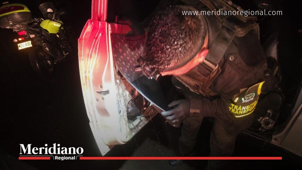 Incautación de base de coca en Guachucal, Nariño - Meridiano Regional policía nacional inspecciona vehículo donde hallaron base de coca en guachucal nariño