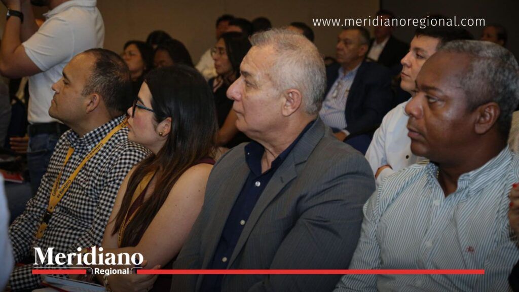 Asistentes al acto de firma del Pacto por la Legalidad - Meridiano Regional Asistentes al evento de firma del Pacto por la Legalidad en el Valle del Cauca escuchan la intervención de autoridades departamentales y nacionales.