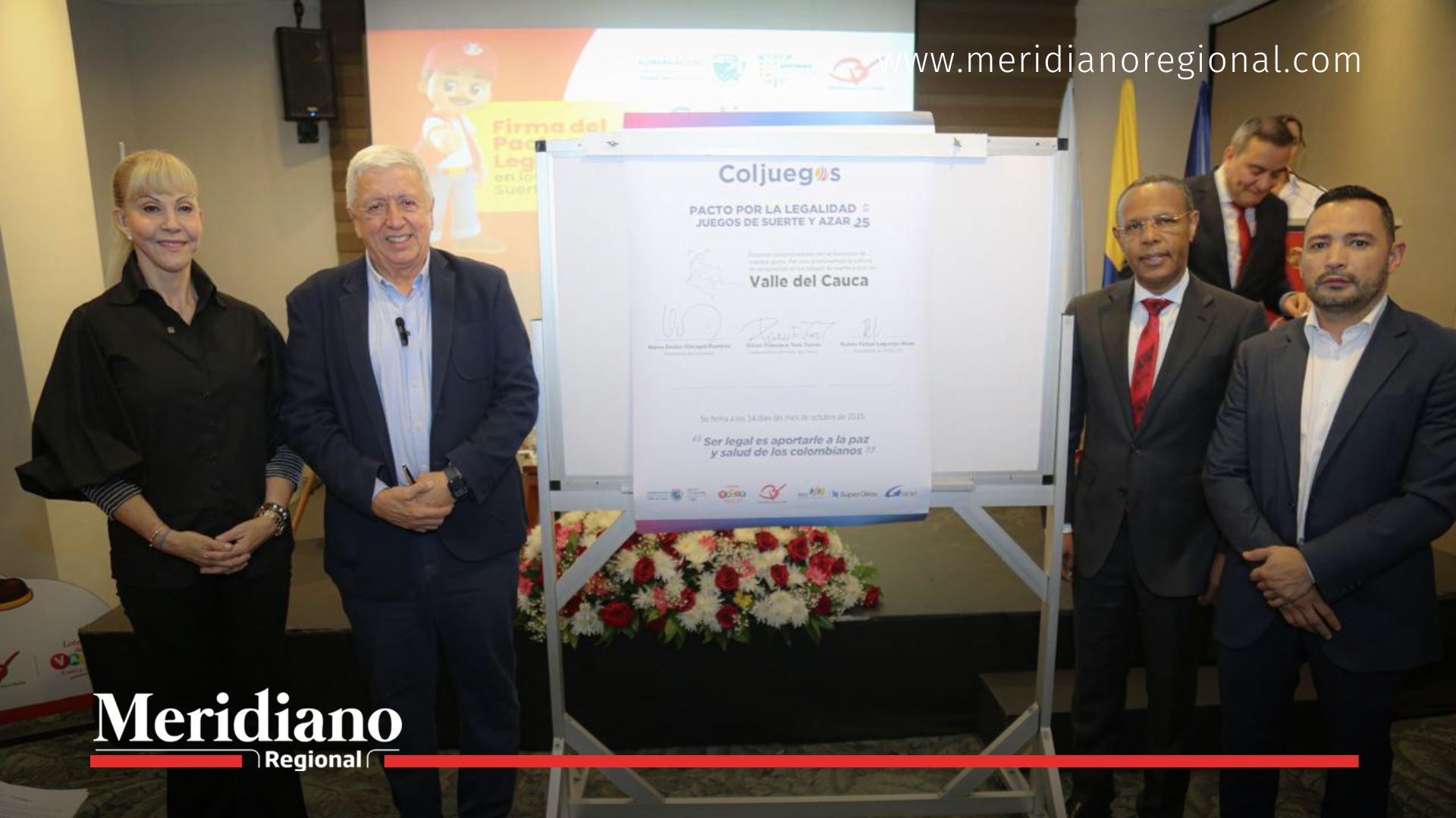 Dilian Francisca Toro y autoridades nacionales posan tras la firma del Pacto por la Legalidad en el Valle del Cauca, compromiso que refuerza la salud pública regional.