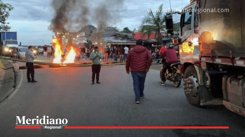 Bloqueo en Rosas paraliza la vía Panamericana - Meridiano Regional Bloqueo en la vía Panamericana en Rosas, Cauca, con manifestantes y vehículos detenidos en medio de humo y fuego.