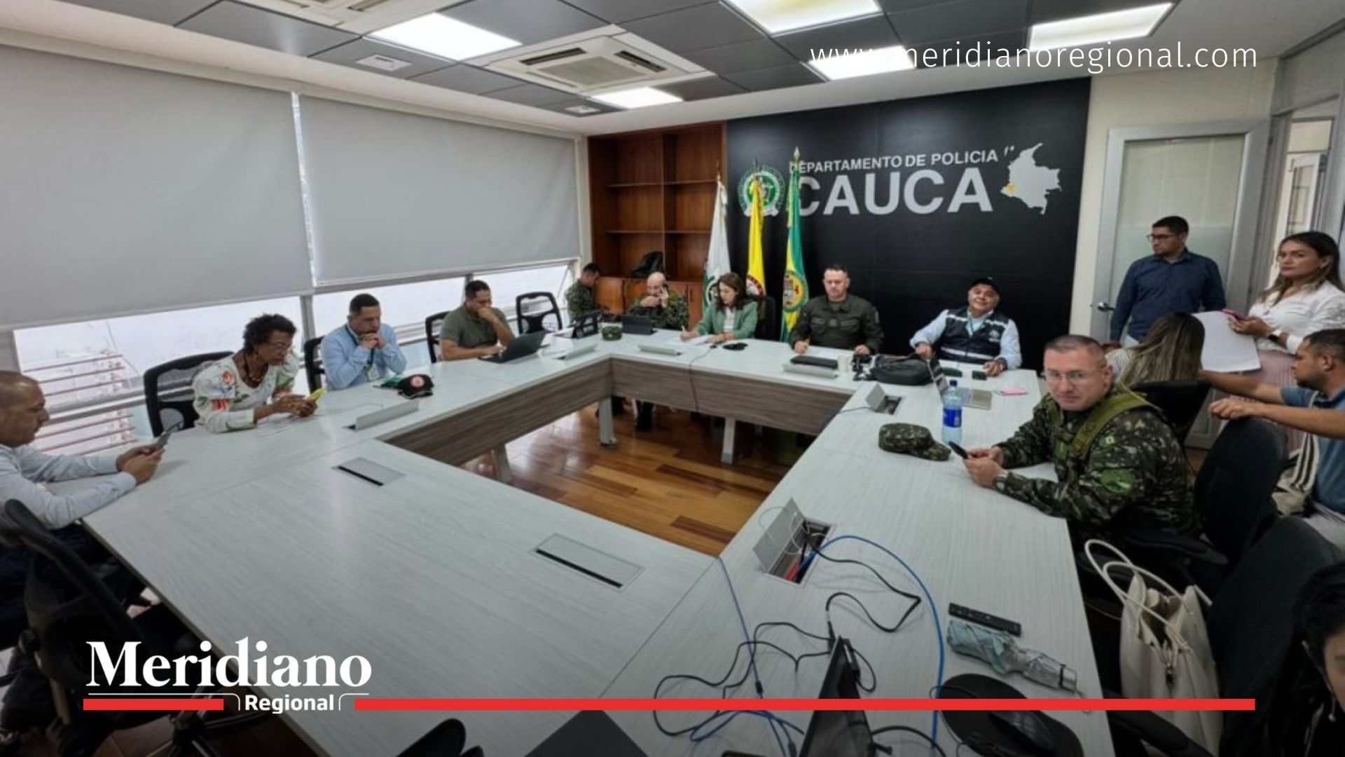 Autoridades civiles, militares y de policía lideran el PMU instalado por la Gobernación del Cauca para atender el bloqueo en la vía Panamericana, en Rosas.