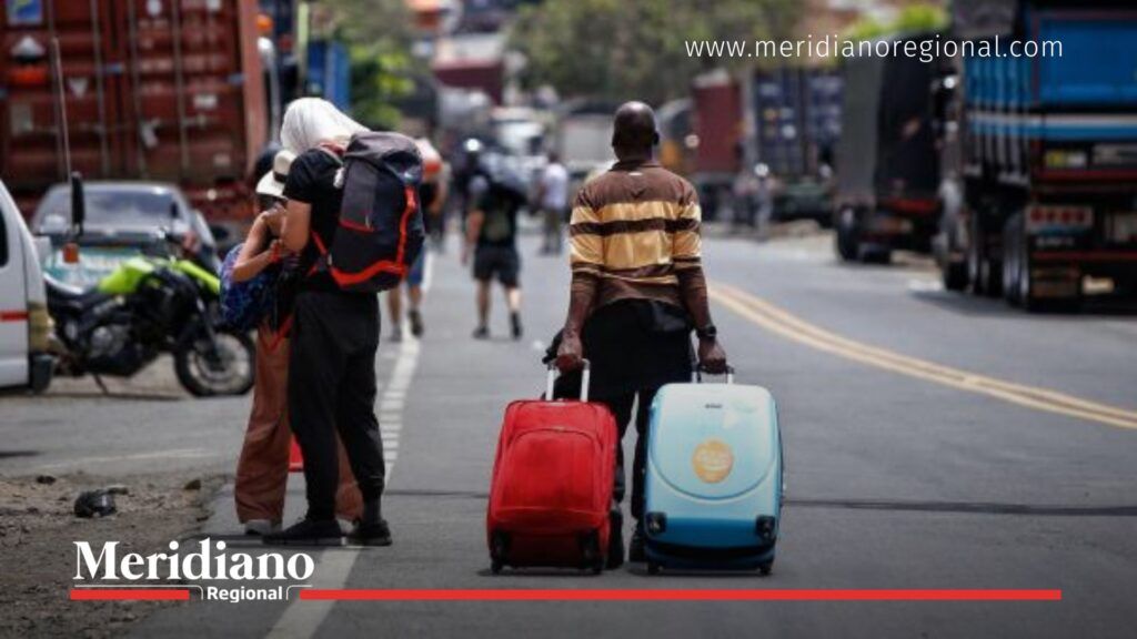 viajeros caminando en medio de los bloqueos en la vía a Buenaventura - cierre vial en La Delfina - crisis del transporte en el Pacífico - noticias Buenaventura - noticias Valle