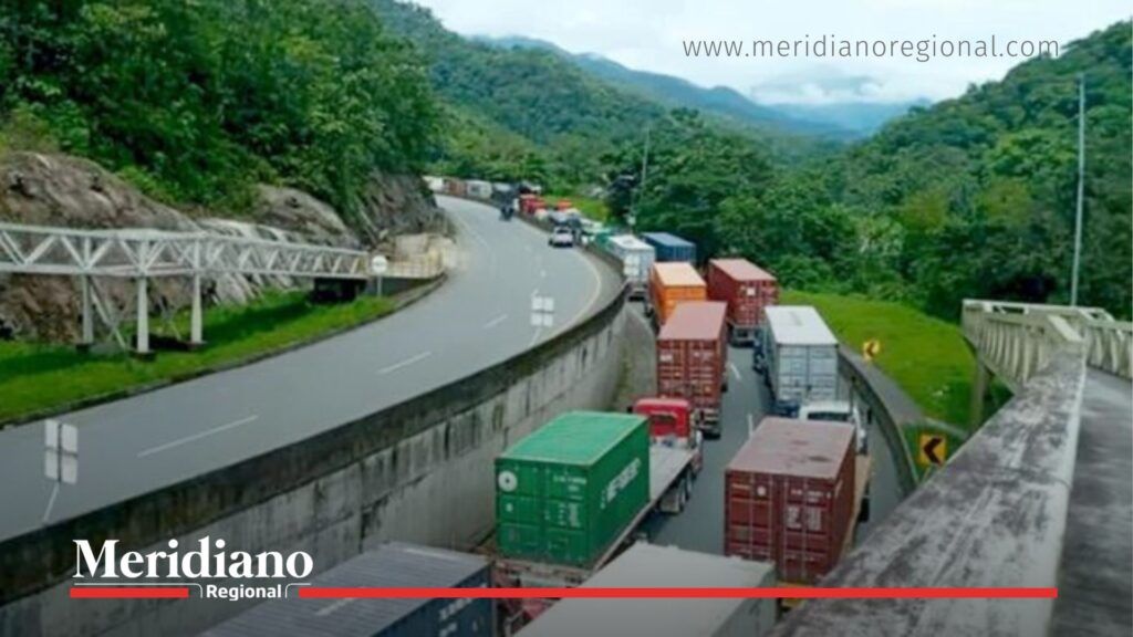 vehículos de carga detenidos por bloqueos en la vía a Buenaventura - sector La Delfina - crisis del transporte nacional - corredor logístico del Pacífico - noticias Buenaventura - noticias Valle