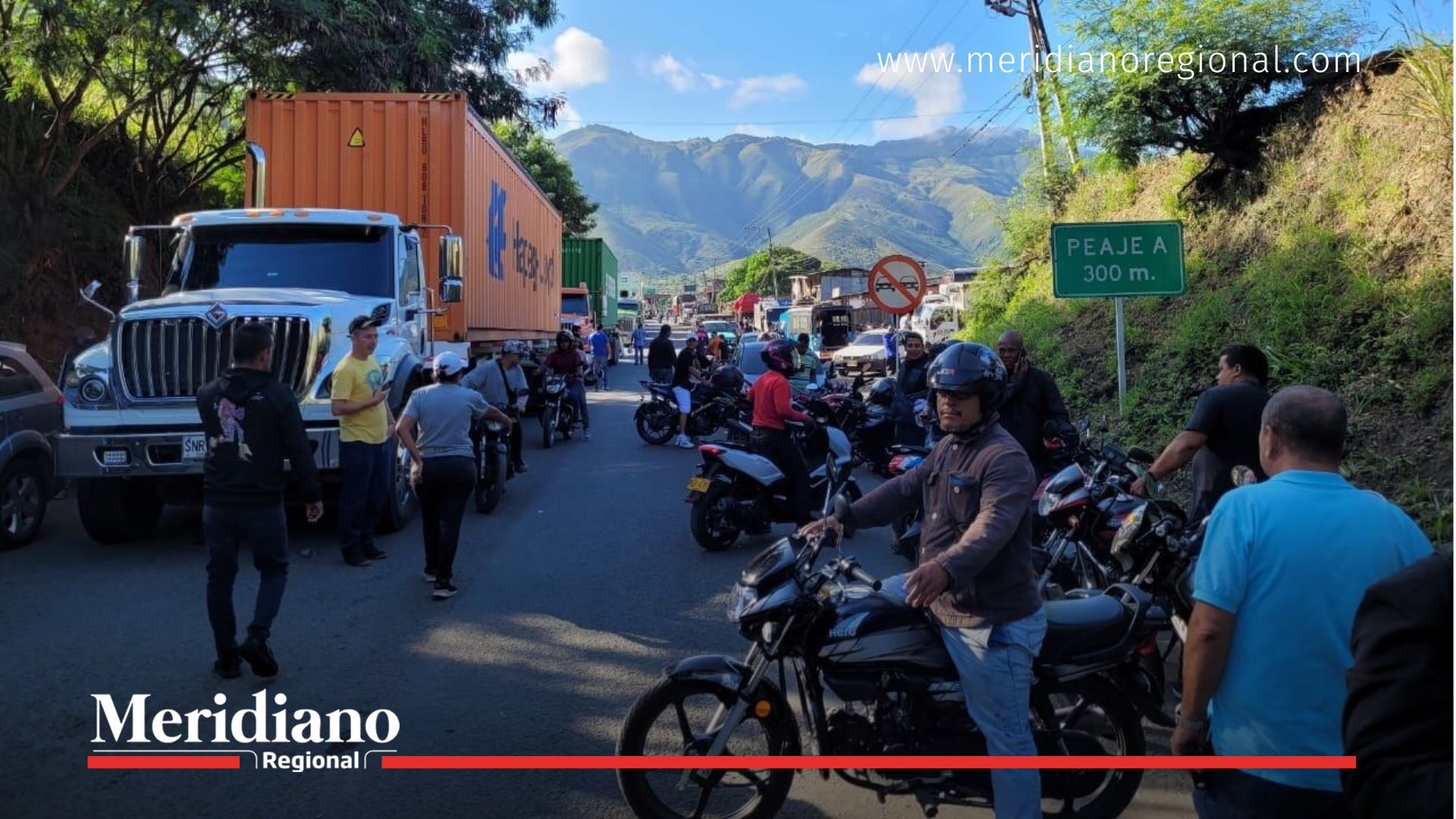 personas detenidas en la vía a Buenaventura por bloqueo - motociclistas varados - camiones detenidos en La Delfina - crisis del transporte en el Pacífico - noticias Buenaventura - noticias Valle