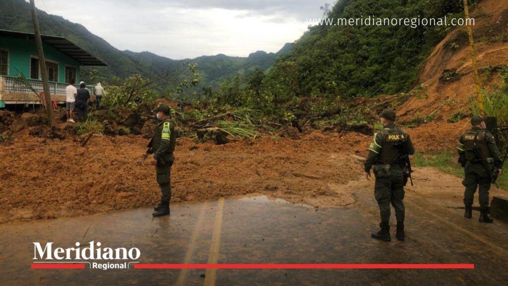 Autoridades atienden tragedia en Piluales tras deslizamiento en Mallama - Meridiano Regional Imagen del operativo de rescate nocturno realizado por la comunidad de Piluales, en el municipio de Mallama (Nariño), tras la tragedia en Piluales ocasionada por un deslizamiento de tierra. La población actuó con valor y solidaridad antes de la llegada de los organismos de socorro.