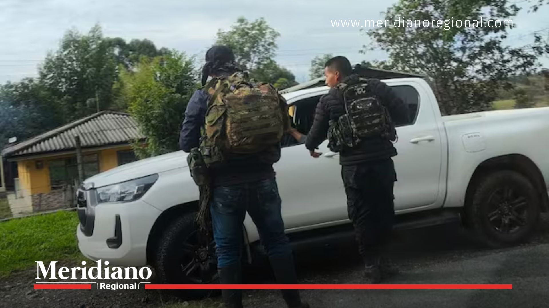 Hombres con camuflado realizan retén ilegal en la vía Panamericana por la inseguridad en el Cauca.