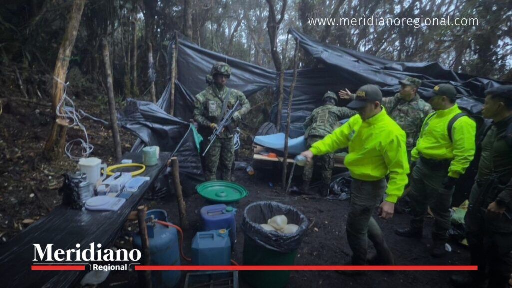 Elementos incautados en megalaboratorio de heroína en Ipiales - Meridiano Regional Soldados y policías inspeccionan equipos e insumos incautados en un megalaboratorio de heroína en Ipiales, Nariño, perteneciente a los Comandos de Frontera.