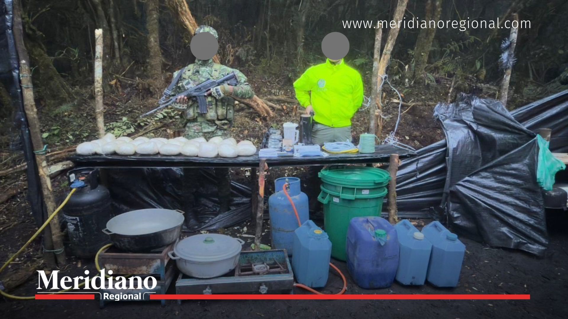 Soldado y policía custodian los elementos incautados en el megalaboratorio de heroína destruido por el Ejército en Ipiales, Nariño, vinculado a los Comandos de Frontera.