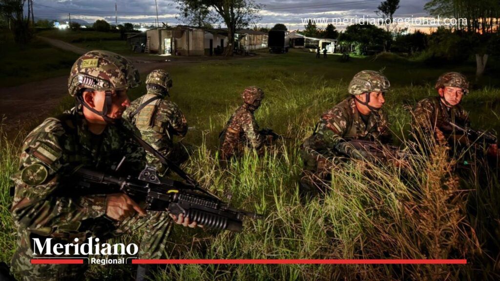 Soldados destruyen laboratorio de cocaína en el Cauca - Meridiano Regional Soldados del Ejército Nacional durante operación nocturna en Santander de Quilichao, Cauca, donde fue destruido un laboratorio de cocaína y decomisadas 2,5 toneladas del alcaloide.