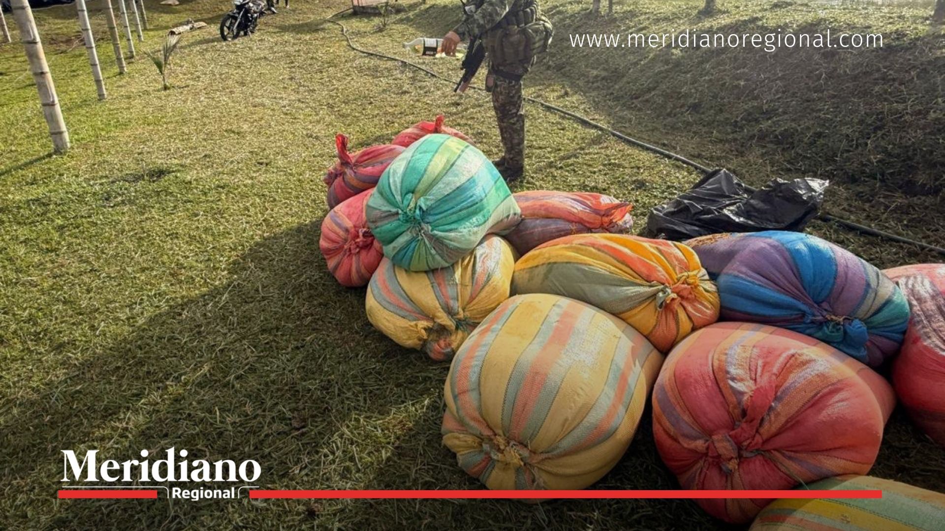 Sacos con cocaína camuflada en café incautados en un laboratorio del Cauca durante operativo conjunto del Ejército, la Policía, la Fuerza Aérea y la DEA.
