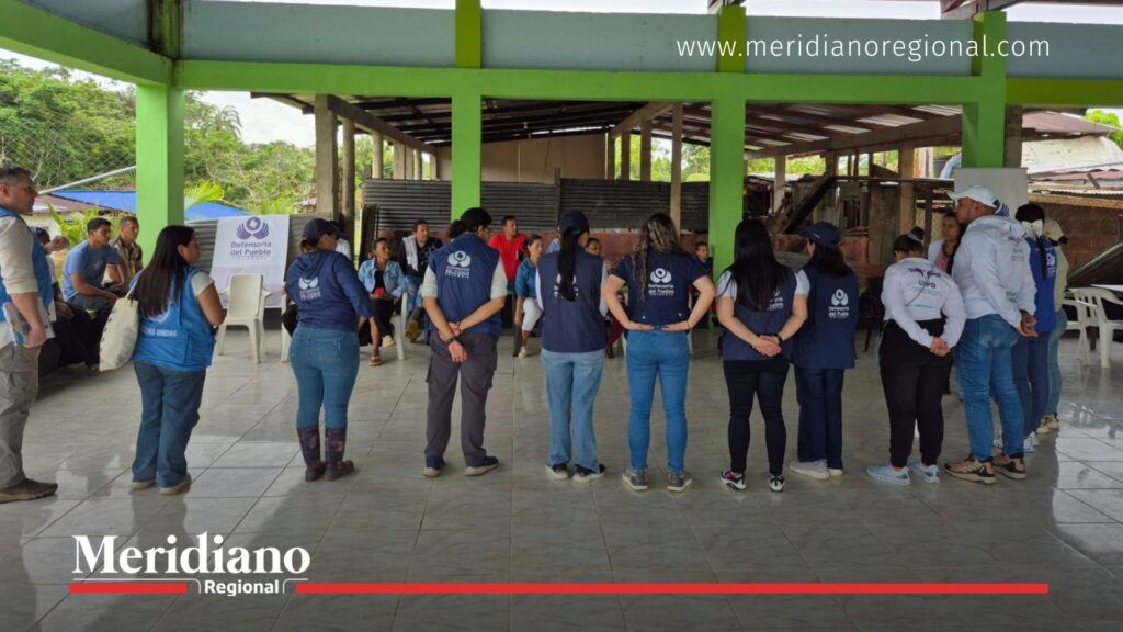 Trabajadores de la Defensoría del Pueblo en zona rural de Colombia durante una misión humanitaria, en riesgo por el recorte a la Defensoría del Pueblo.